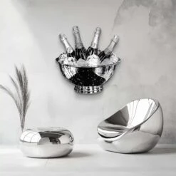Opulence On Ice 11 Opulence On Ice -Artmind Wandbild Freiform Chrome Edition Champagner Flaschen Silber Gebuerstet.webp 4